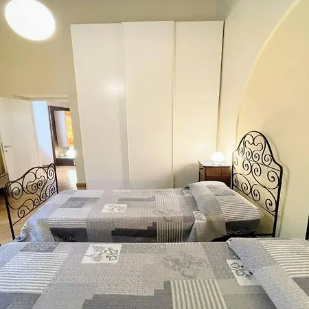 Duomo Apt With Spectacular Terrace, Sleeps 6 No001 *